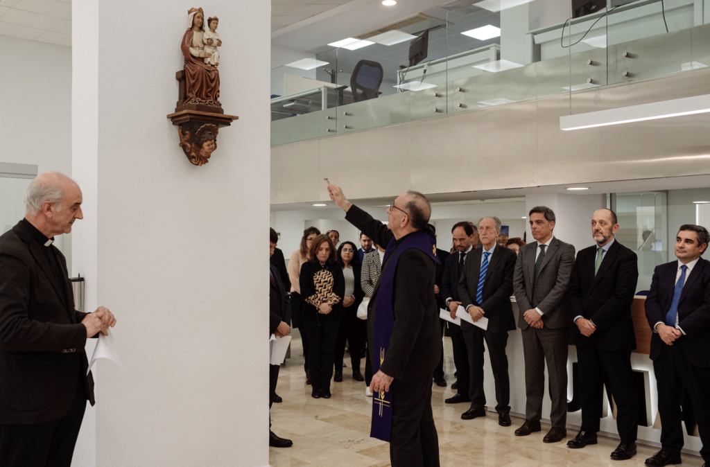 Cardenal Juan José Omella presidente de la CEE en la sede de UMAS marzo 2023